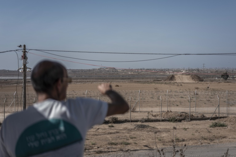 Danny Rahamim montre la bande de Gaza depuis le kibboutz de Nahal Oz, dans le sud d’Israël, le 22 octobre 2026 ( AFP / Ilia YEFIMOVICH )