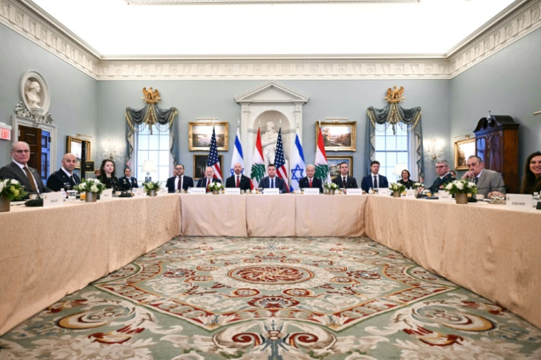 Yechiel Leiter, l'ambassadeur israélien aux Etats-Unis (G) et  son homologue libanaise Nada Hamadeh (D) lors d'une nouvelle session de négociations parrainées par les Etats-Unis au Département d'Etat à Washington, le 2 juin 2026 ( AFP / Kent NISHIMURA )