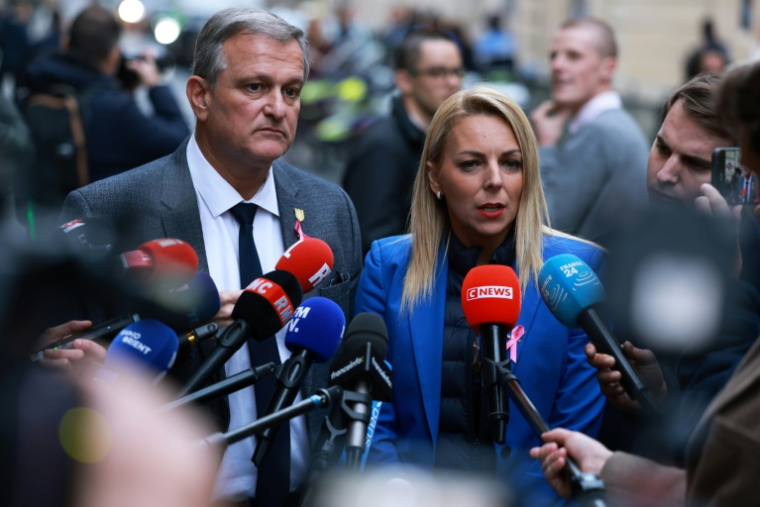 La sénatrice et vice-présidente du RN, Edwige Diaz (c), aux côtés du maire de Perpignan, Louis Aliot (g), parle à la presse après une réunion avec le Premier ministre Sébastien Lecornu à Matignon, le 22 octobre 2026 à Paris ( AFP / Kenzo TRIBOUILLARD )
