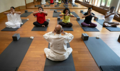 Varun Veer (c), fondateur de Lifeyoga, fait une démonstration de "Pranayama" lors d'une séance dans son studio de New Delhi, le 19 juin 2026 en Inde ( AFP / Arun SANKAR )