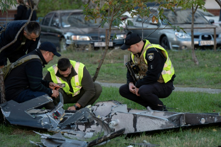 Des policiers ukrainiens inspectent les débris d'un drone russe après une frappe à Kiev le 30 septembre 2026 ( AFP / Genya SAVILOV )