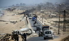 Des Palestiniens fuyant la ville de Gaza vers le sud du territoire palestinien à Nousseirat, le 28 août 2025 ( AFP / Eyad BABA )