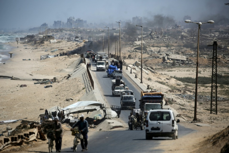 Des Palestiniens fuyant la ville de Gaza vers le sud du territoire palestinien à Nousseirat, le 28 août 2025 ( AFP / Eyad BABA )