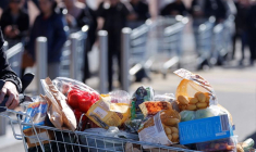 Des personnes font la queue pour entrer dans un supermarché à Hoenheim, près de Strasbourg.