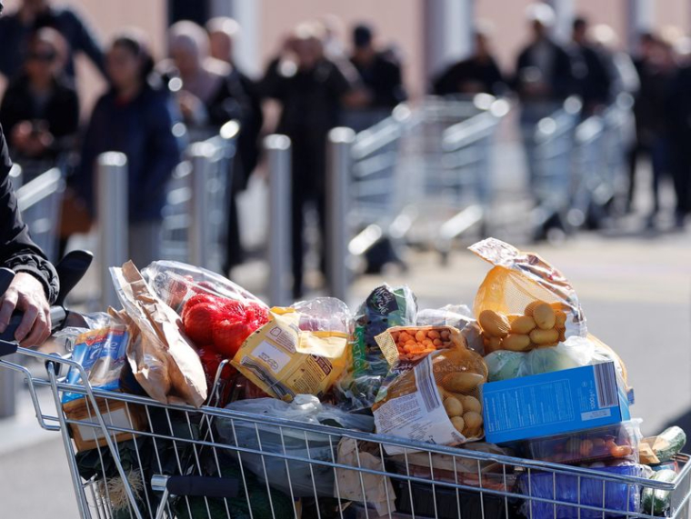Des personnes font la queue pour entrer dans un supermarché à Hoenheim, près de Strasbourg.