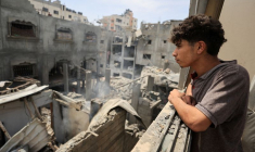 Des Palestiniens inspectent le site d'une frappe aérienne israélienne sur des maisons, dans le camp de réfugiés de Shati (Beach) à Gaza