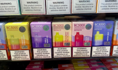 Des produits pour cigarette électronique sont présentés à la vente dans un magasin à Oceanside