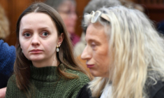 Chloé P. (g) et son avocate Isabelle Steyer, lors du procès de son ex-compagnon Marvin J. pour tentative de meurtre aggravé en 2022, devant les assises du Loir-et-Cher, le 15 janvier 2026 à Blois ( AFP / JEAN-FRANCOIS MONIER )
