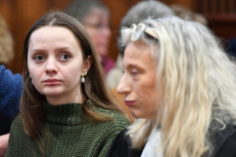 Chloé P. (g) et son avocate Isabelle Steyer, lors du procès de son ex-compagnon Marvin J. pour tentative de meurtre aggravé en 2022, devant les assises du Loir-et-Cher, le 15 janvier 2026 à Blois ( AFP / JEAN-FRANCOIS MONIER )