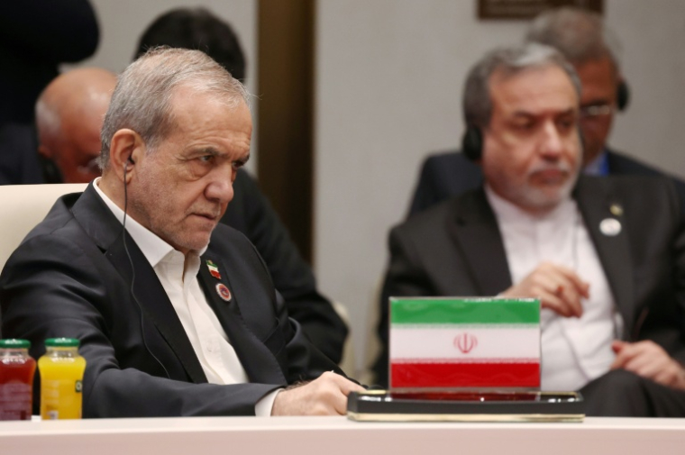 Cette photo, diffusée par l'agence d'Etat russe Sputnik, montre le président iranien Massoud Pezeshkian lors du sommet de l'Organisation de coopération de Shanghai (OCS), à Bichkek, le 1er septembre 2026 ( POOL / Vyacheslav PROKOFYEV )
