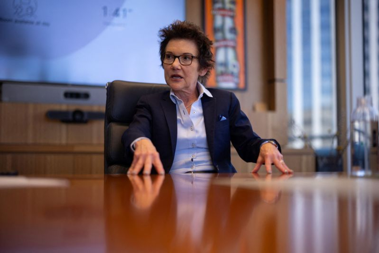 Mary Daly, présidente de la Banque fédérale de réserve de San Francisco, lors d'une interview avec Reuters