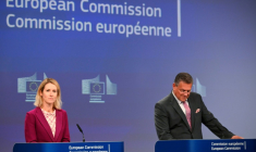 La vice-présidente pour les affaires étrangères et la politique de sécurité de l'UE, Kaja Kallas, à gauche, et le commissaire européen chargé du commerce et de la sécurité économique, Maros Sefcovic, à droite, tiennent une conférence de presse sur le Mercosur, à Bruxelles, le 3 septembre 2025 ( AFP / Nicolas TUCAT )