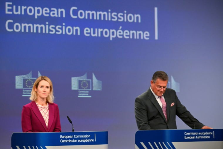 La vice-présidente pour les affaires étrangères et la politique de sécurité de l'UE, Kaja Kallas, à gauche, et le commissaire européen chargé du commerce et de la sécurité économique, Maros Sefcovic, à droite, tiennent une conférence de presse sur le Mercosur, à Bruxelles, le 3 septembre 2025 ( AFP / Nicolas TUCAT )