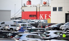 Le navire Malacca Highway à terre alors que des employés du port bloquent le chargement de véhicules Tesla, à Malmö