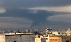 Une colonne de fumée s'élève après une frappe aérienne à Téhéran, le 7 mars 2026  ( AFP / ATTA KENARE )