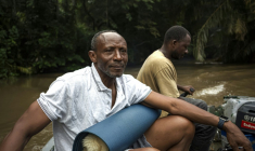 Tommy Garnett, fondateur et directeur exécutif de l'ONG The Environmental Foundation for Africa (EFA), pose le 1er juillet 2025 sur l'île de Tiwai, qui est entrée le 13 juillet 2025 au patrimoine mondial de l'Unesco. M. Garnett et son ONG se battent depuis 25 ans pour sauver et restaurer ce trésor de biodiversité. Le complexe de Gola-Tiwai - composé de la réserve de Tiwai et du parc national de la forêt tropicale de Gola, dans le sud-est de la Sierra Leone - est entré au patrimoine mondial à l'issue d'un vote lors de la 47ème session du Comité du patrimoine mondial de l'Unesco ( AFP / Saidu BAH )