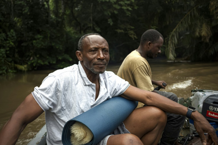 Tommy Garnett, fondateur et directeur exécutif de l'ONG The Environmental Foundation for Africa (EFA), pose le 1er juillet 2025 sur l'île de Tiwai, qui est entrée le 13 juillet 2025 au patrimoine mondial de l'Unesco. M. Garnett et son ONG se battent depuis 25 ans pour sauver et restaurer ce trésor de biodiversité. Le complexe de Gola-Tiwai - composé de la réserve de Tiwai et du parc national de la forêt tropicale de Gola, dans le sud-est de la Sierra Leone - est entré au patrimoine mondial à l'issue d'un vote lors de la 47ème session du Comité du patrimoine mondial de l'Unesco ( AFP / Saidu BAH )
