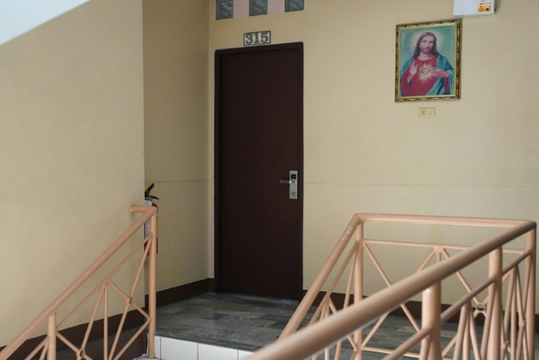 Une photo prise le 18 décembre 2025 de la porte de la chambre 315 du GV Hotel, à Davao City, sur l'île de Mindanao dans le sud des Philippines, où ont séjourné le père et le fils qui ont mené l'attentat antisémite de Sydney en Australie ( AFP / Ferdinandh CABRERA )