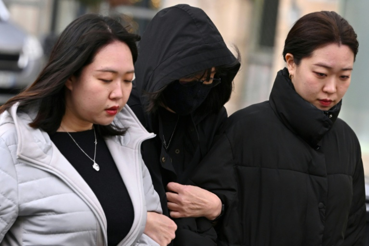 La mère de Narumi Kurosaki, Taeko Kurosaki, au centre, accompagnée par des membres de sa famille, lors de leur arrivée au procès en appel de Nicolas Zepeda, à Vesoul, en Haute-Saône, le 21 décembre 2023 ( AFP / SEBASTIEN BOZON )