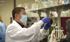 Un chercheur de la biotech Novavax (Crédit:  / Novavax)