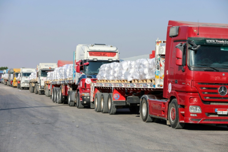 File de camions humanitaires à la frontière entre l'Egypte et la bande de Gaza, le 27 juillet 2025 ( AFP / STR )