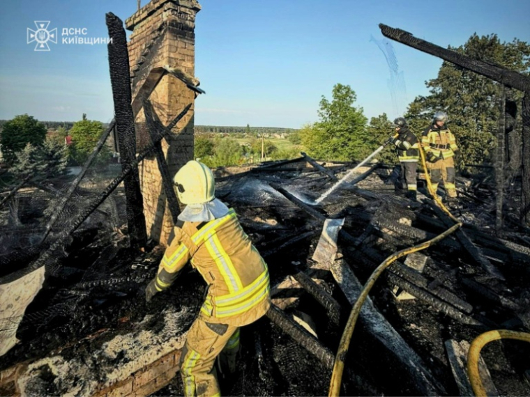 Image fournie par les services d'urgence ukrainiens de pompiers ukrainiens qui éteignent un incendie après une frappe de drone russe à Kiev le 12 mai 2026 ( State Emergency Service of Ukraine / Handout )