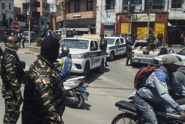 Les forces de l'ordre se déploient dans un quartier d'Antananarivo en prévision d'un nouvel appel à manifester dans la capitale malgache, le 3 octobre 2025 ( AFP / RIJASOLO )