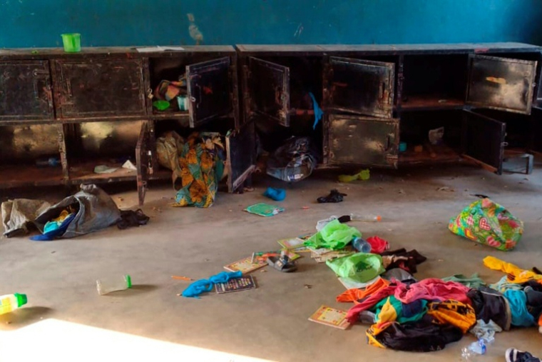 Photo prise le 21 novembre 2025 et fournie le 22 novembre 2025 par le révérend nigérian Bulus Dauwa Yohanna, montrant des casiers ouverts et des affaires éparpillées dans l'école catholique Saint Mary de Papiri (Nigeria) après un enlèvement de masse ( Christian Association of Nigeria (CAN) / Bulus Dauwa Yohanna )