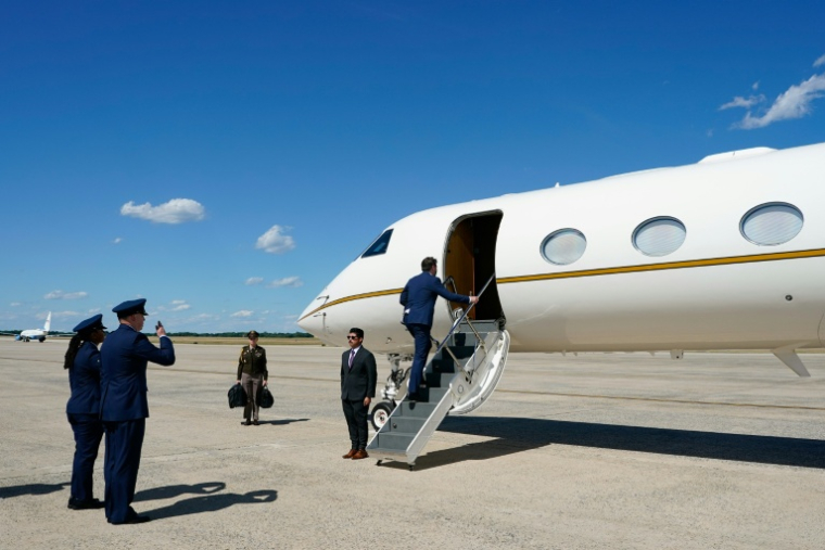 Le vice-président JD Vance embarque à bord d'un Gulfstream C-37 depuis la base aérienne Andrews près de Washington, et en direction de Zurich en Suisse, le 20 juin 2026 ( POOL / Elizabeth Frantz )