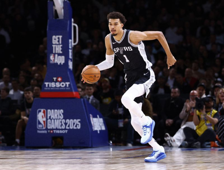 Basketball/NBA: Wembanyama enflamme le public parisien et mène les Spurs à la victoire