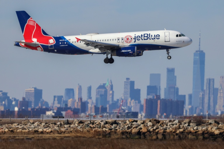 Un Airbus A320 de la compagnie JetBlue en phase d'atterrissage à l'aéroport de New York, le 7 février 2024 ( AFP / Charly TRIBALLEAU )