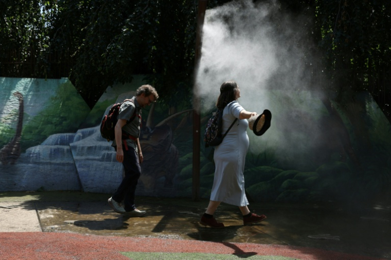 Brumisation dans un parc de Pantin en Seine-Saint-Denis, au nord-est de Paris, le 28 juin 2026 ( AFP / Charlotte SIEMON )