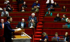Vote du budget de la "loi spéciale" à l'Assemblée nationale à Paris