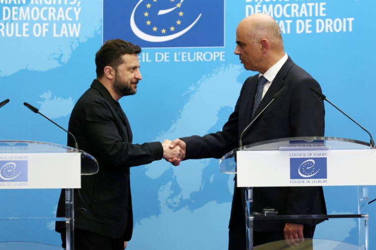Le président ukrainien Volodymyr Zelensky (g) et le secrétaire général du Conseil de l'Europe Alain Berset après la signature d'un accord pour la création d'un tribunal spécial pour juger les responsables du "crime d'agression contre l'Ukraine" par la Russie, le 25 juin 2025 au Conseil de l'Europe à Strasbourg, dans l'est de la France ( AFP / FREDERICK FLORIN )