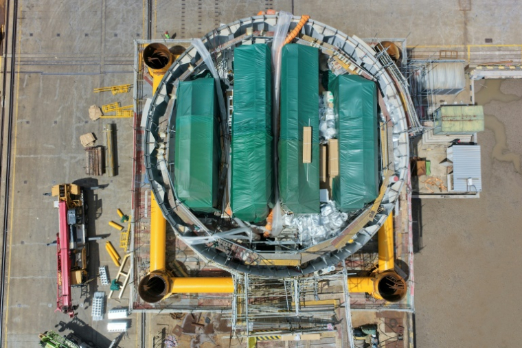 Un centre de données qui va être immergé en mer, développé par la société Highlander, est assemblé sur un chantier naval à Nantong, en Chine, le 11 septembre 2025 ( AFP / STR )