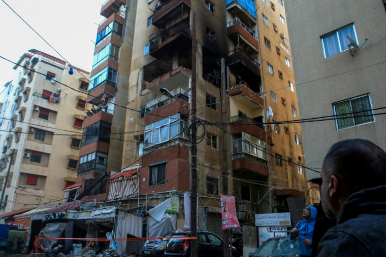Des étages d'un bâtiment détruits par une frappe israélienne à Saïda dans le sud du Liban, le 4 avril 2025 ( AFP / Mahmoud ZAYYAT )