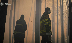 Photo émanant du service des situations d'urgence urkrainien, le 8 mai 2026, montrant des pompiers luttant contre un important feu de forêt dans la zone interdite de Tchernobyl, dans le nord de l'Ukraine  ( STATE EMERGENSY SERVICE OF UKRAINE / Handout )