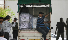 Un camion chargé de cercueils de victimes arrive à la morgue du complexe hospitalier d'Ahmedabad, le 14 juin 2025, après le crash du vol 171 d'Air India dans un quartier résidentiel près de l'aéroport le 12 juin 2025 ( AFP / Punit PARANJPE )