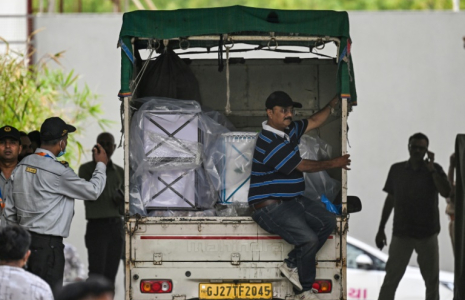 Un camion chargé de cercueils de victimes arrive à la morgue du complexe hospitalier d'Ahmedabad, le 14 juin 2025, après le crash du vol 171 d'Air India dans un quartier résidentiel près de l'aéroport le 12 juin 2025 ( AFP / Punit PARANJPE )