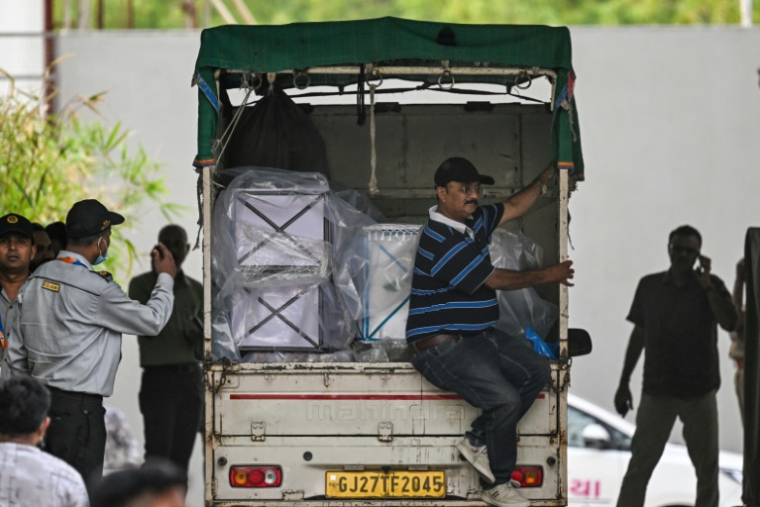 Un camion chargé de cercueils de victimes arrive à la morgue du complexe hospitalier d'Ahmedabad, le 14 juin 2025, après le crash du vol 171 d'Air India dans un quartier résidentiel près de l'aéroport le 12 juin 2025 ( AFP / Punit PARANJPE )