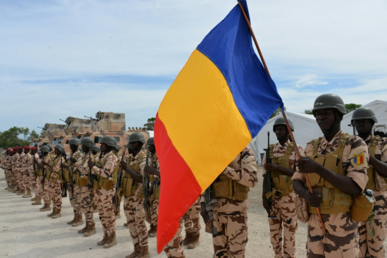 Des soldats tchadiens de la Force internationale de répression des gangs (GSF) accueillent le secrétaire général de l'ONU Antonio Guterres à Port-au-Prince, le 16 juin 2026 en Haïti ( AFP / Amélie BOTTOLLIER-DEPOIS )