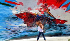 Une femme passe devant une peinture murale anti-américaine et anti-israélienne, le 26 mai 2026 à Téhéran ( AFP / ATTA KENARE )
