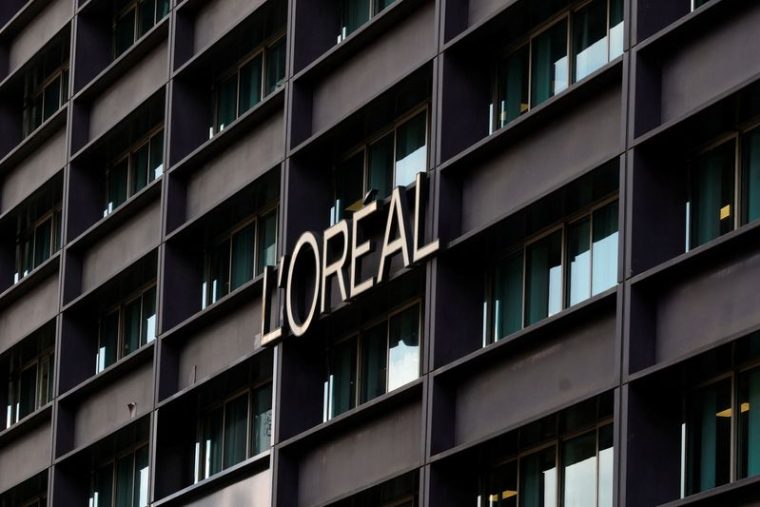 Le logo du groupe français de cosmétiques L'Oréal est visible sur le bâtiment du siège du groupe L'Oréal à Clichy