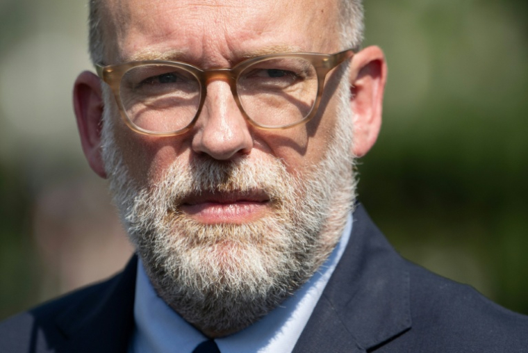 Le directeur américain du Bureau du budget, Russell Vought, parle à la presse à l'extérieur de la Maison Blanche, à Washington, le 17 juillet 2025 ( AFP / ANDREW CABALLERO-REYNOLDS )