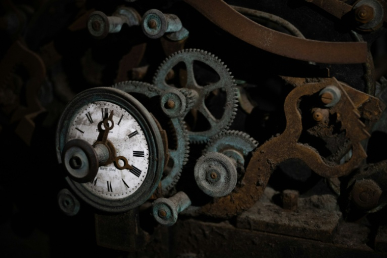 Un mécanisme d'horlogerie du temple protestant de Saint-Martin, à Montbéliard, dans le Doubs, le 17 avril 2026 ( AFP / SEBASTIEN BOZON )