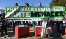 Des pharmaciens tiennent une banderole, lors d'une manifestation au Mans, dans le cadre de la mobilisation nationale contre les orientations budgétaires, le 18 septembre 2025 ( AFP / JEAN-FRANCOIS MONIER )