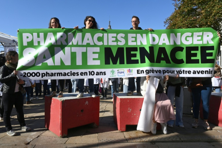 Des pharmaciens tiennent une banderole, lors d'une manifestation au Mans, dans le cadre de la mobilisation nationale contre les orientations budgétaires, le 18 septembre 2025 ( AFP / JEAN-FRANCOIS MONIER )