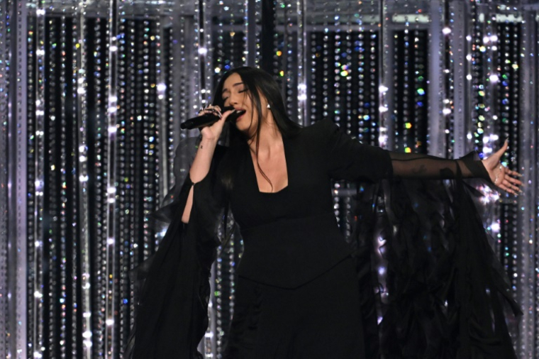 La chanteuse israélienne Yuval Raphael, représentant Israël avec la chanson "New Day Will Rise", se produit lors de la grande finale de l'Eurovision, à Bâle, le 17 mai 2025 ( AFP / Fabrice COFFRINI )