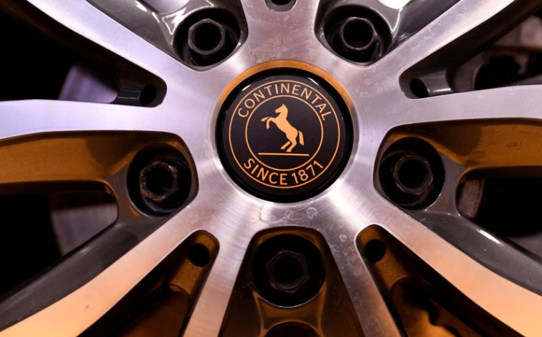 Le logo de Continental sur une roue de voiture