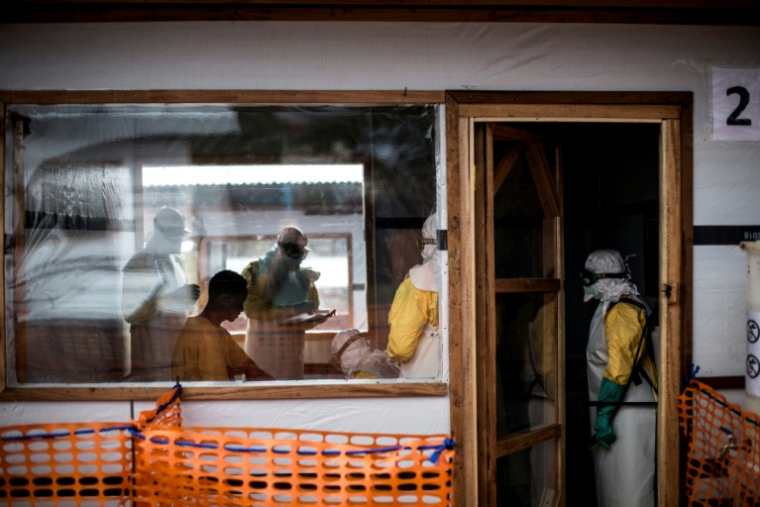 Des agents de santé procèdent à un examen médical d'un nouveau patient dont le cas d'Ebola n'est pas confirmé, à l'intérieur d'un centre de traitement Ebola (CTE) soutenu par MSF, le 7 novembre 2018 à Bunia, en RDC ( AFP / John WESSELS )